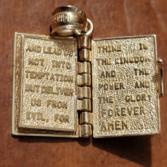 SOLD 14k Gold Bible Pendant w/ 5 Movable Pages inscribed w/ Lord's Prayer 3.28g - Picture 4 of 14